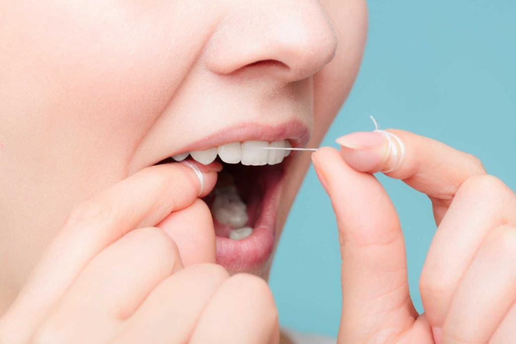 Vệ sinh răng miệng bằng chỉ nha khoa (Ảnh: Sưu tầm)
