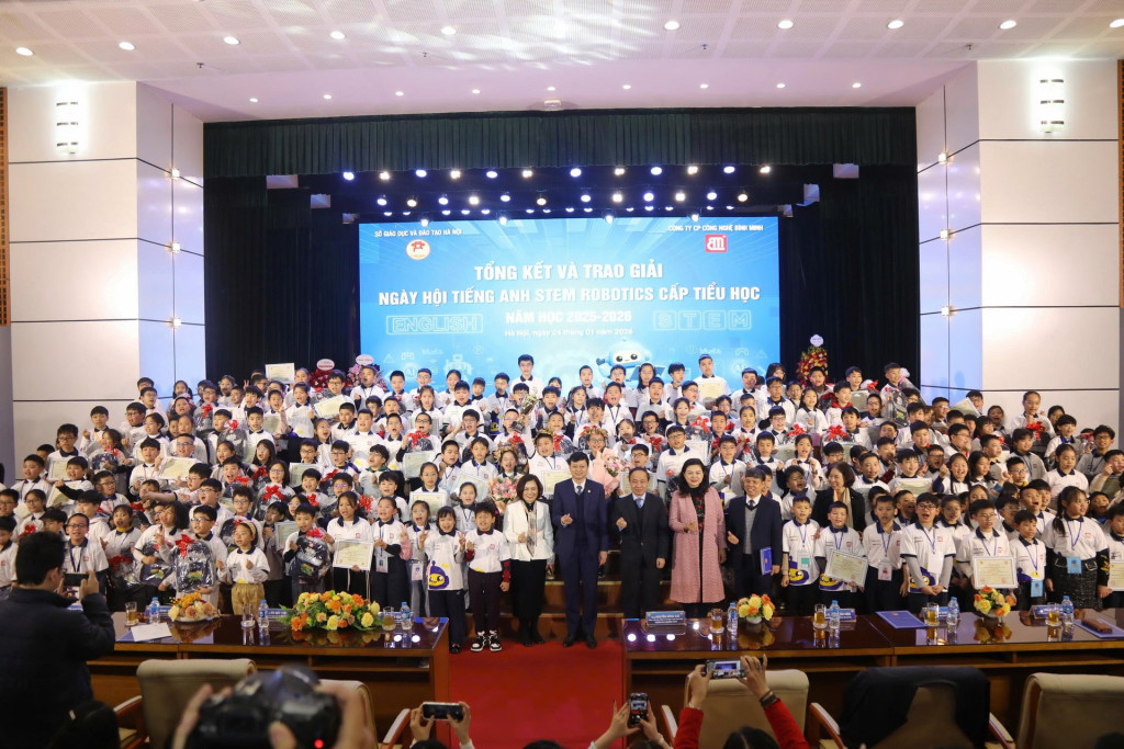 Các đại biểu cùng các em học sinh chụp ảnh lưu niệm tại buổi lễ (Ảnh: Lê Nguyễn)