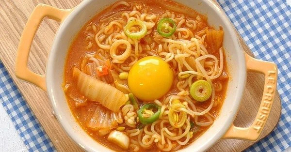 Mì ăn liền tiện lợi, dễ ăn nhưng cần sử dụng với tần suất hợp lý để tránh mất cân đối dinh dưỡng. (Ảnh: Sưu tầm)