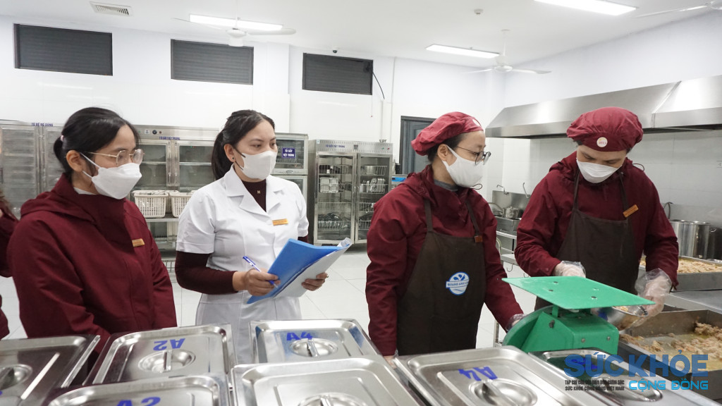 Cán bộ Y tế và Ban lãnh đạo Mầm non Quảng An luôn quan tâm đến sức khoẻ các trẻ