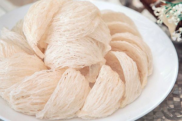 Tổ yến thật có sợi đan xen tự nhiên, nở đều khi ngâm và không bị tan nhão khi chưng. (Ảnh: Sưu tầm)