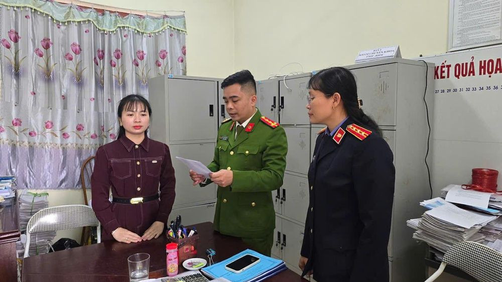 Cơ quan điều tra tống đạt quyết định (Ảnh: CACC)