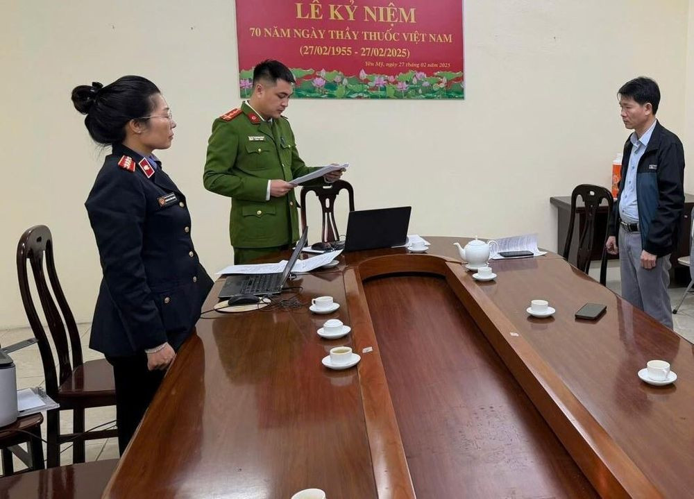 Công an tống đạt quyết định (Ảnh: CACC)
