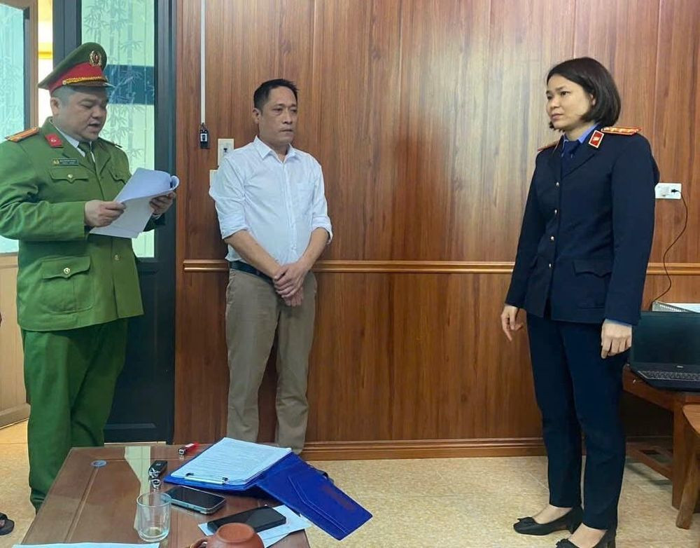 Cơ quan CSĐT tống đạt các quyết định tố tụng đối với bị can (Ảnh: CACC)