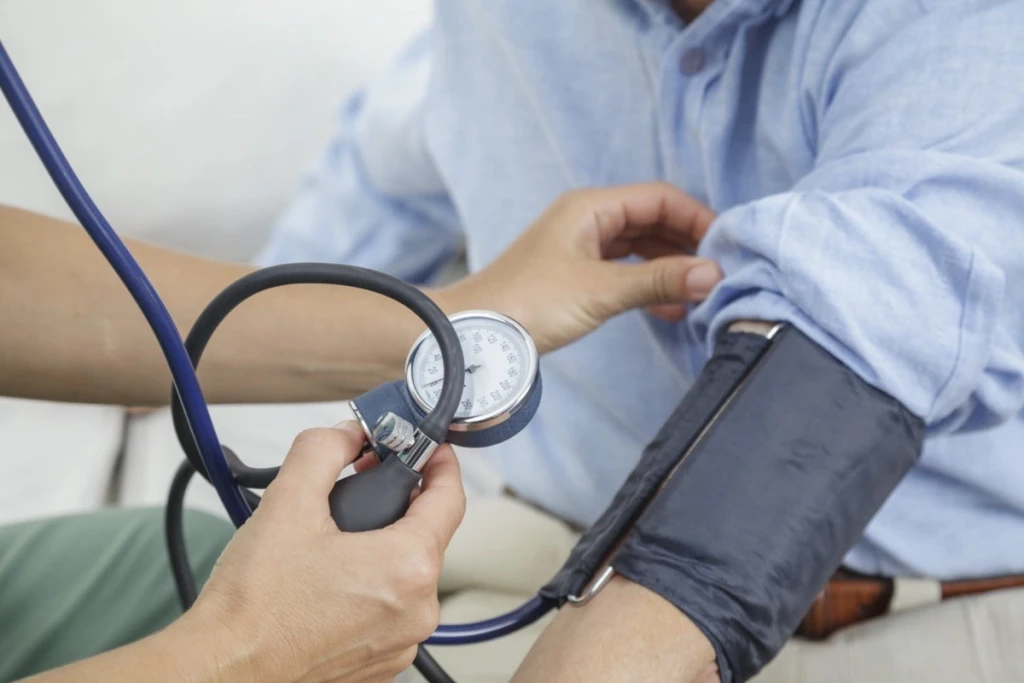 Đo huyết áp đều đặn giúp phát hiện sớm nguy cơ và phòng tránh các biến chứng tim mạch nguy hiểm. (Ảnh: Sưu tầm)