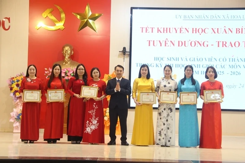 Lãnh đạo xã Hoa Lộc khen thưởng các đội tuyển có thành tích xuất sắc của các nhà trường 