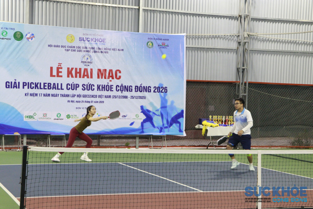 Các vận động viên tham gia thi đấu sôi nổi, cống hiến nhiều pha bóng hấp dẫn tại giải pickleball “Cúp Sức Khỏe Cộng Đồng 2026”.