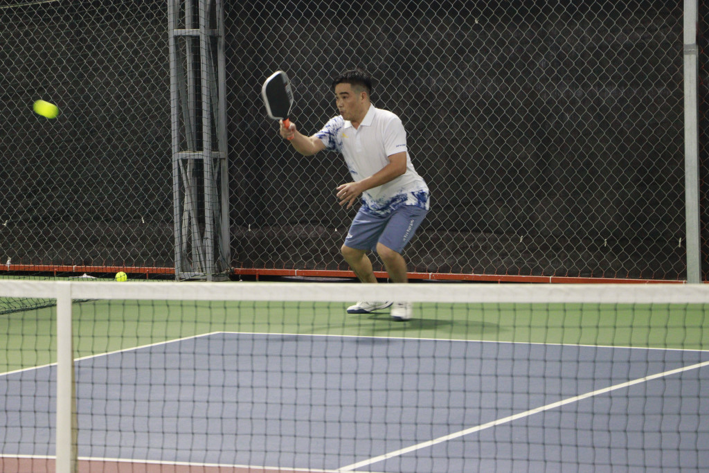 Pha bóng ở nội dung đơn nam tại giải giải pickleball “Cúp Sức Khỏe Cộng Đồng 2026”