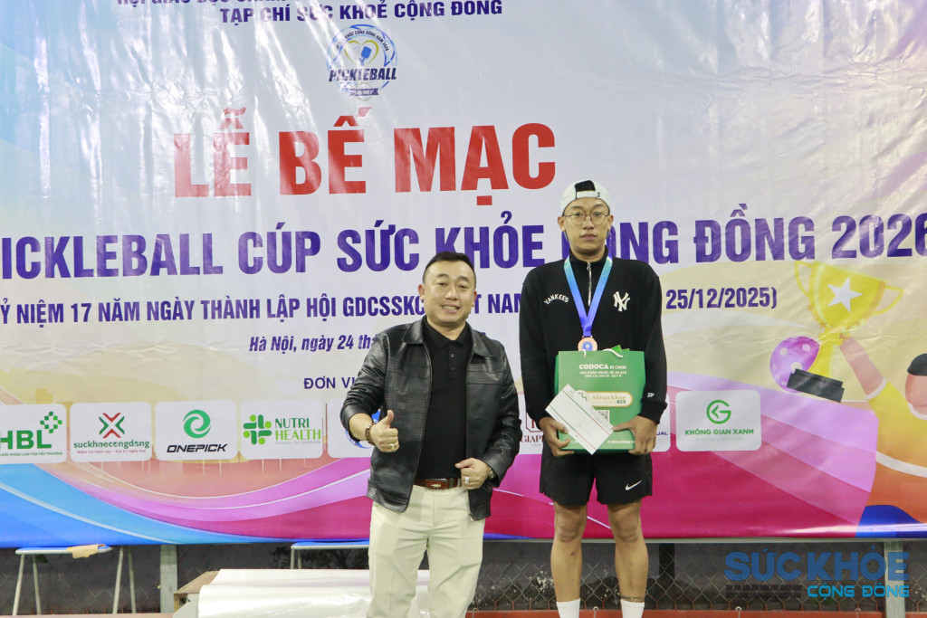 ông Nguyễn Đình Vũ Trưởng VP đại diện Tây Nguyên trao giải 3 đơn nam cho vận động viên