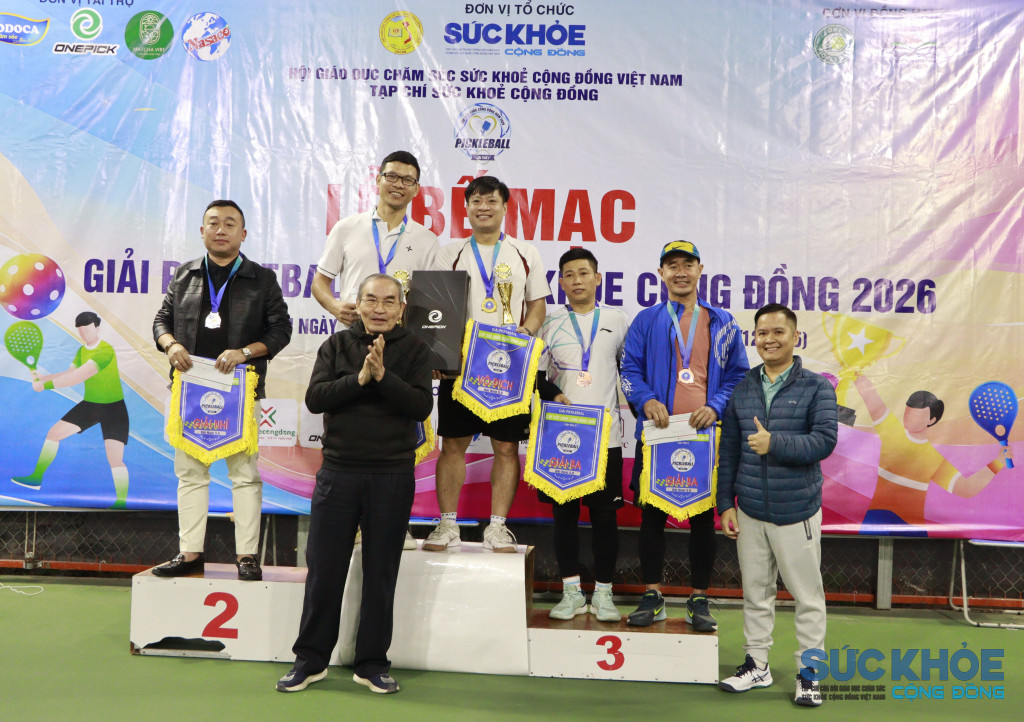 Ông Tạ Quang Vinh, Tổng Thư ký TƯ Hội Giáo dục chăm sóc sức khỏe cộng đồng Việt Nam trao giải nhất ở nội dung đôi nam