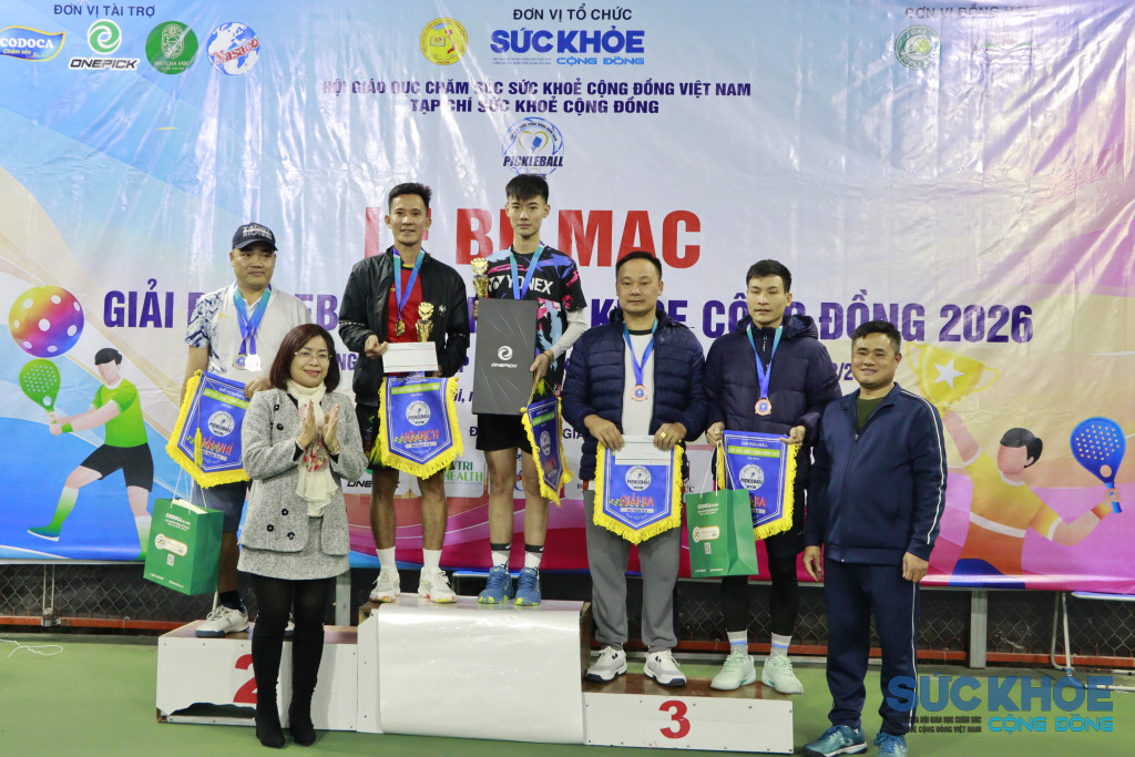 Bà Bùi Thị Yến Tổng giám đốc Công ty Nasaco trao giải nhất ở nội dung trình 5.5 cho  vận động viên