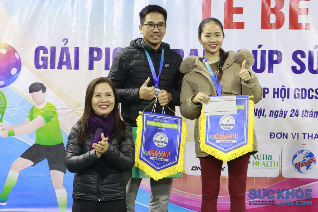 Bà Hoàng Thị Thu Lộc Ủy viên Thường vụ Phó ban Văn hóa Thể thao trao giải 3 ở nội dung đôi nam nữ