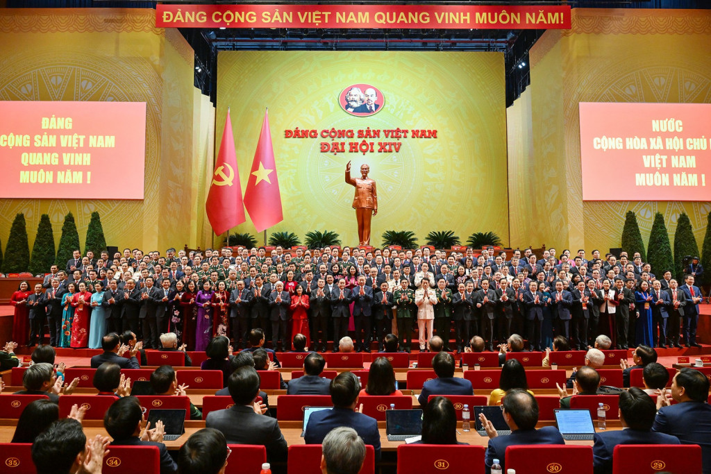 Ban Chấp hành Trung ương Đảng khoá XIV ra mắt Đại hội (Ảnh: TTXVN)