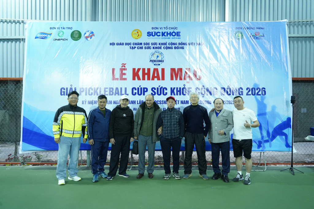 Dược sĩ Trần Mạnh Đức, Trưởng Ban Tổ chức Giải Pickleball Sức Khỏe Cộng Đồng 2026 – Lần thứ I, chụp ảnh lưu niệm cùng các đại biểu tham dự lễ khai mạc.