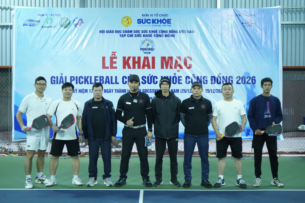 Tổ trọng tài cùng đại diện các vận động viên tham gia Giải Pickleball Sức Khỏe Cộng Đồng 2026 – Lần thứ I, cam kết thi đấu trung thực, fair play và điều hành giải đấu khách quan, minh bạch.