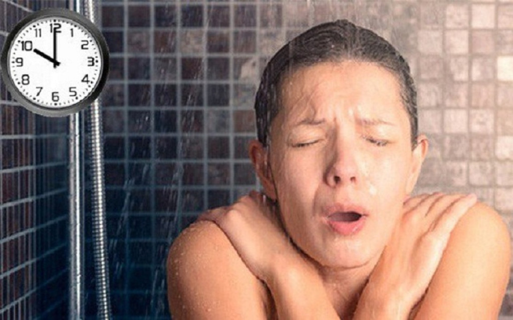 Tắm nước lạnh vào ban đêm dễ gây đột quỵ (Ảnh: Sưu tầm)