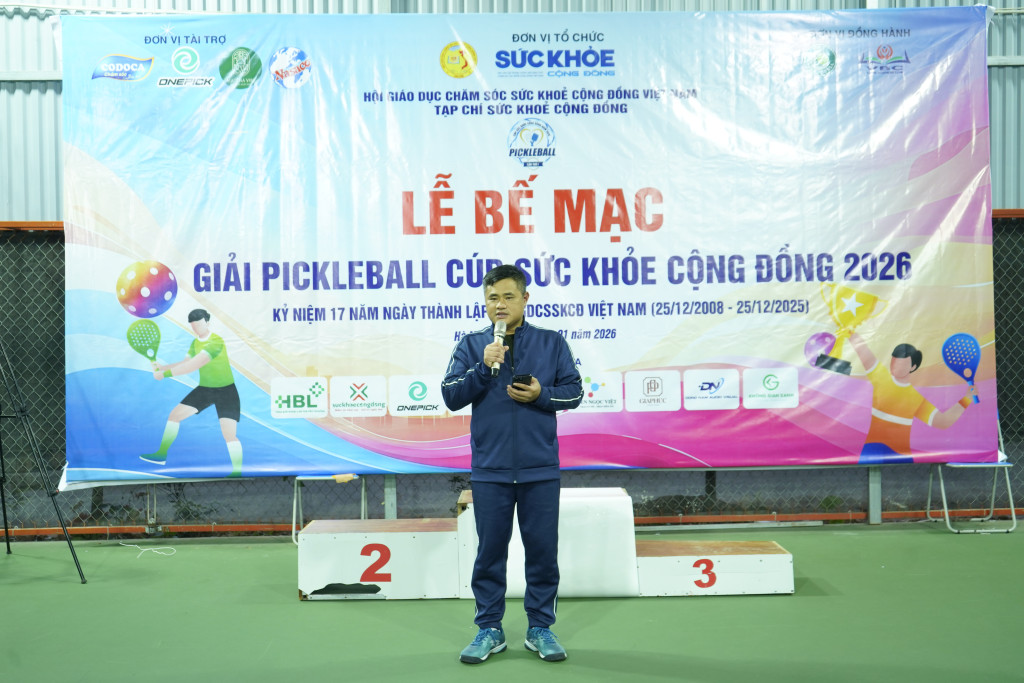 Ds Trần Mạnh Đức, Trưởng Ban Tổ chức Giải Pickleball Cúp Sức Khỏe Cộng Đồng 2026 – Lần thứ I, Chủ tịch Hội đồng Quản trị Tập đoàn Y tế HBL – đơn vị chủ sở hữu thương hiệu CODOCA, phát biểu tại lễ bế mạc giải.