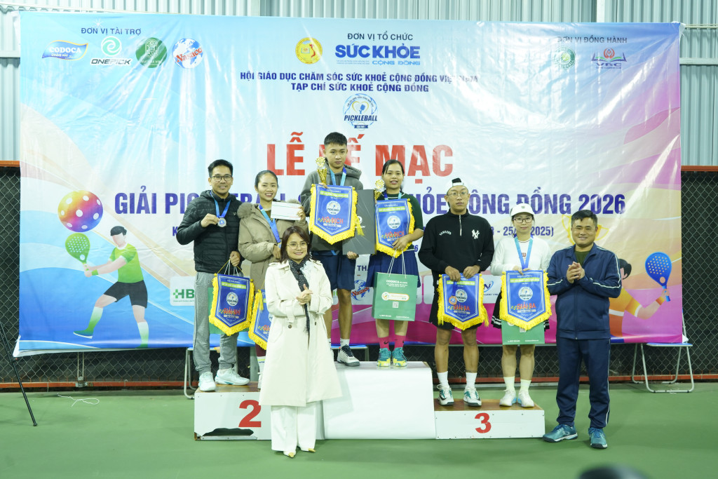 Ban Tổ chức trao giải cho các vận động viên thi đấu tại Giải Pickleball Cúp Sức Khỏe Cộng Đồng 2026 với sự đồng hành của thương hiệu CODOCA.