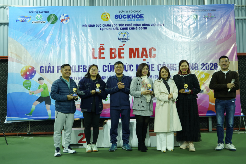 Ban Tổ chức Giải Pickleball Cúp Sức Khỏe Cộng Đồng 2026 – Lần thứ I trao cúp tri ân cho bà Mai Phương Loan và đại diện các nhà tài trợ đã đồng hành, góp phần vào thành công chung của giải đấu.