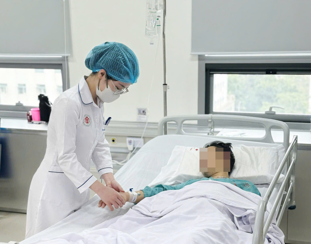 Bệnh nhân mắc bệnh Sodoku do bị chuột cắn tại Khoa Bệnh lây đường máu (Ảnh: BVCC)