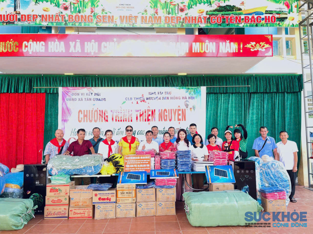 Đón nhận món quà từ thiện tại trường PTDTBT Tiểu học Tân Lập ( ảnh: ĐT)