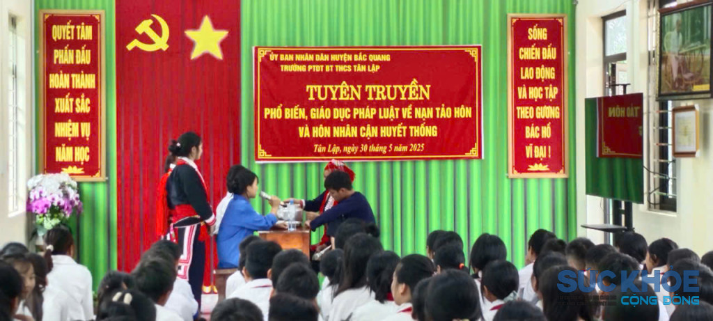 Tuyên truyền phổ biến giáo dục pháp luật về nạn tảo hôn và hôn nhân cận huyết thống tại trường PTDTBT THCS Tân Lập ( ảnh: ĐT)