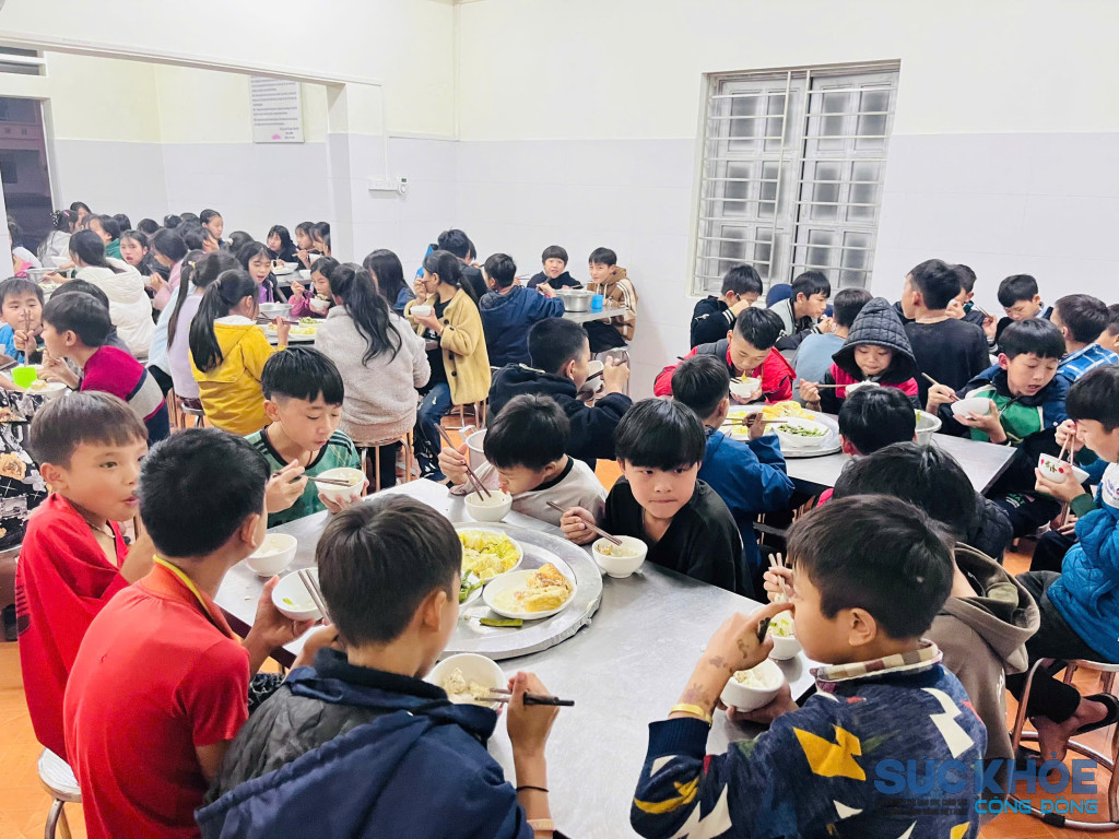 Bữa ăn bán trú của học sinh Trường PTDTBT THCS Tân Lập ( ảnh: ĐT)
