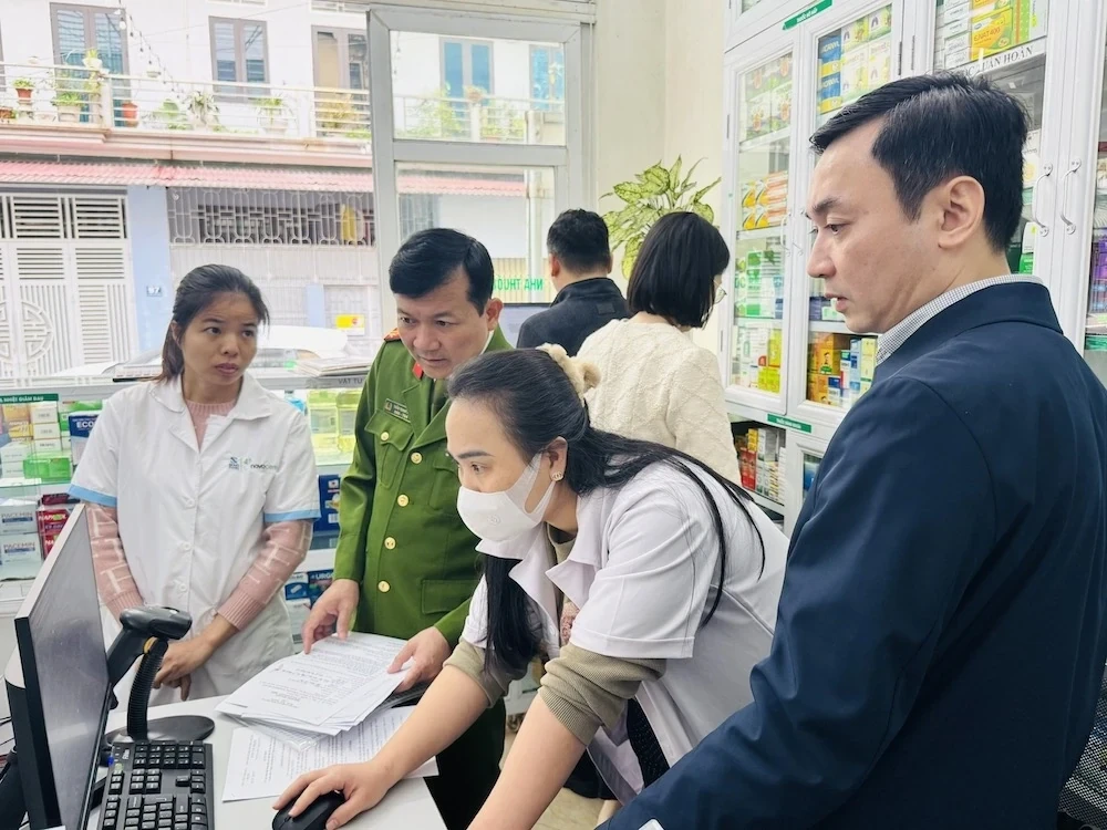 Đoàn kiểm tra tiến hành kiểm tra, đánh giá việc thực hiện các quy định pháp luật về dược, mỹ phẩm tại Nhà thuốc Tới Thảo, phường Hạc Thành (Ảnh: Tô Hà)