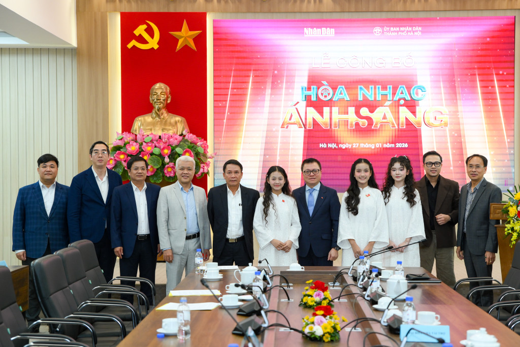 Các đại biểu chụp ảnh lưu niệm tại buổi lễ 