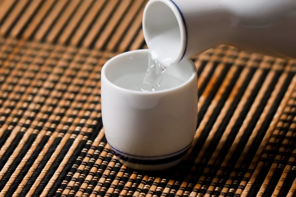 Rượu trắng được nhiều người tận dụng trong các công thức làm đẹp dân gian. (Ảnh: Sưu tầm)
