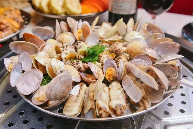 Dù lượng cồn trong món ăn không đáng kể, người tham gia giao thông vẫn cần thận trọng để đảm bảo an toàn. (Ảnh: Sưu tầm)