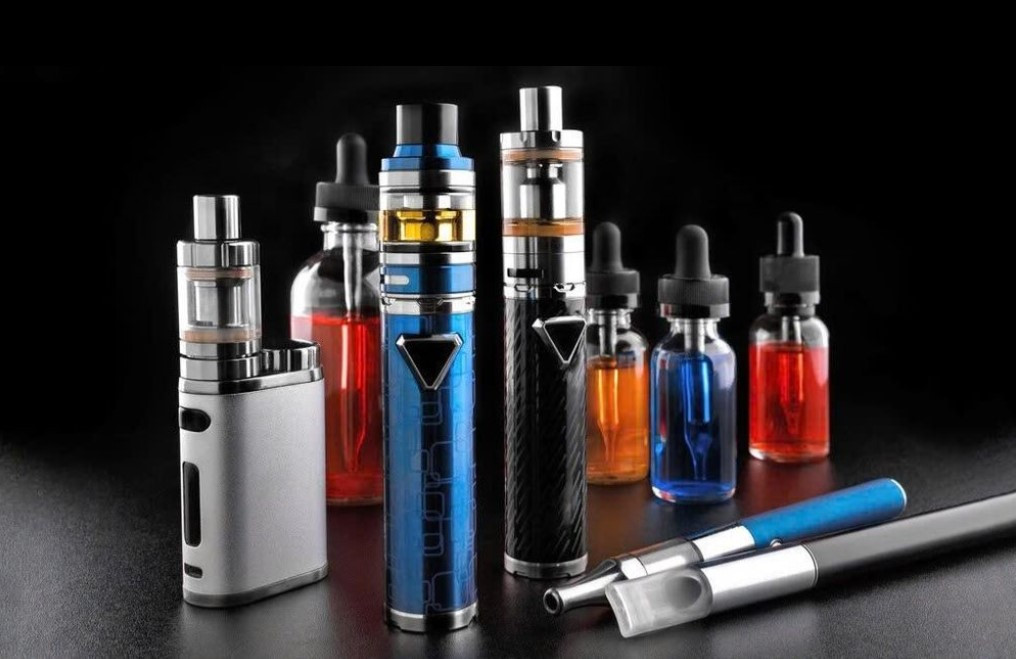 Thuốc lá điện tử tồn tại dưới nhiều hình thức đa dạng như bút vape (vape pen), pod system, hay các thiết bị giống đồ dùng hàng ngày (USB, thỏi son, bút, bật lửa, hộp sữa).