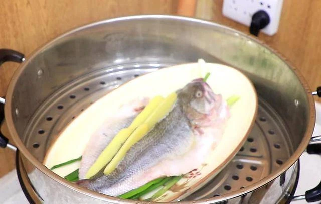 Caption ảnh 1: Hấp là phương pháp chế biến giúp giữ trọn hương vị và dưỡng chất tự nhiên của thực phẩm. (Ảnh: Sưu tầm)