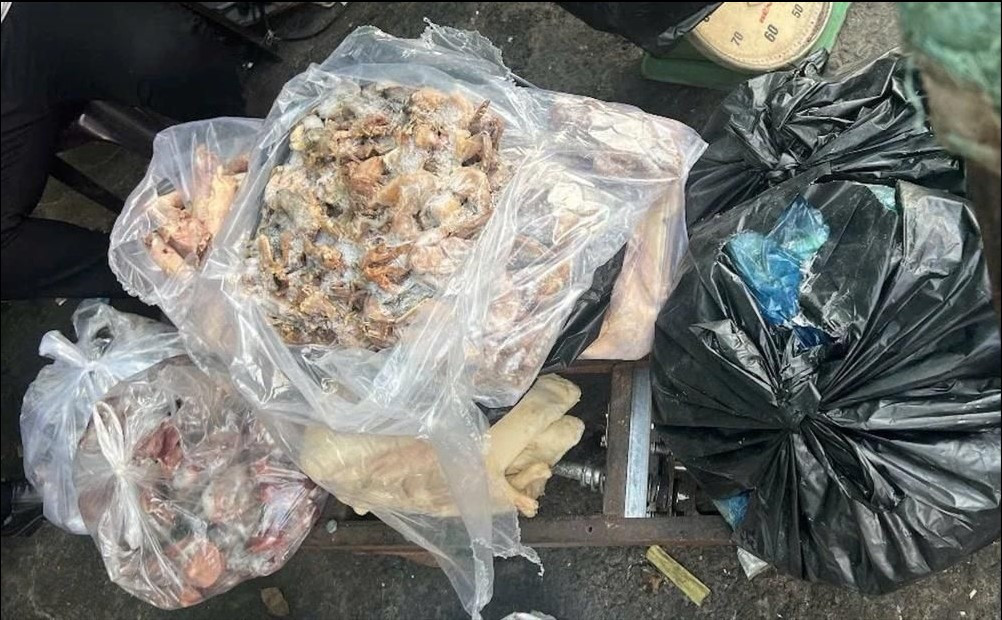 Những thực phẩm không rõ nguồn gốc, không đủ điều kiện lưu thông trên thị trường nguy cơ gây hại cho sức khỏe người tiêu dùng (Ảnh: Minh Long)
