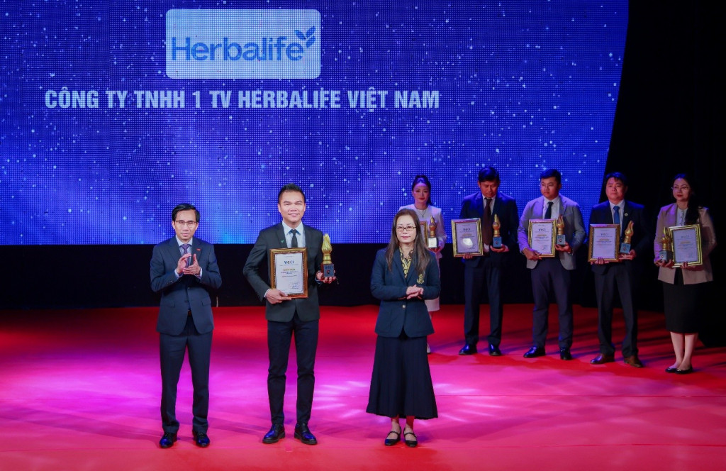 Ông Nguyễn Thành Đạt - Giám đốc Truyền thông Herbalife Việt Nam nhận cúp từ BTC