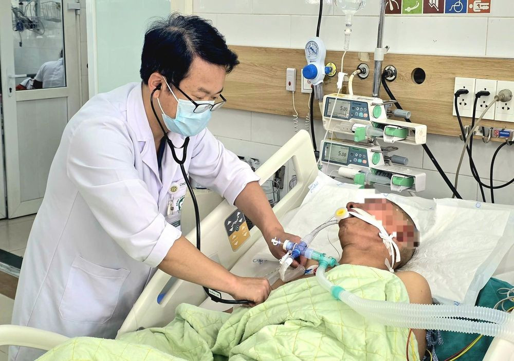 Bác sĩ Trung Tâm Chống độc thăm khám cho bệnh nhân (Ảnh: BVCC)