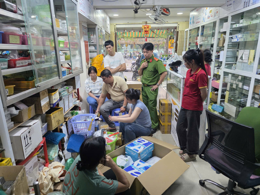 Cơ quan chức năng khám xét cửa hàng (Ảnh: Công an TP. Hồ Chí Minh)