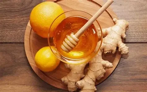 Gừng và mật ong kết hợp giúp làm dịu cổ họng, giảm ho và đau rát. (Ảnh: Sưu tầm)