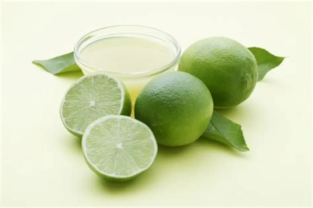 Nước chanh thường được truyền tai như một cách trị mụn tự nhiên, nhưng tiềm ẩn nhiều nguy cơ gây kích ứng da. (Ảnh: Sưu tầm)