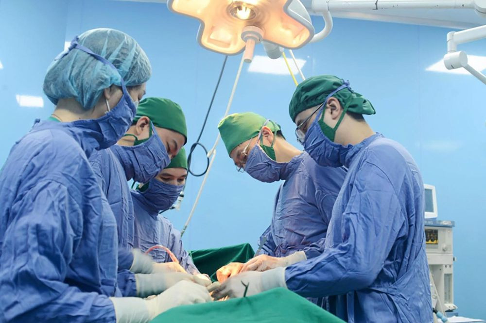 Ê-kíp bác sĩ Bệnh viện Bãi Cháy thực hiện ca phẫu thuật (Ảnh: BVCC)
