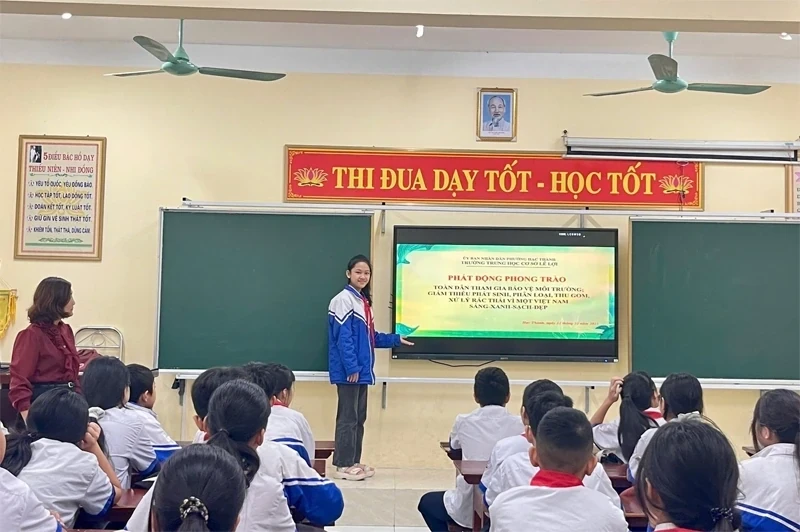 Học sinh Trường THCS Lê Lợi trong tiết sinh hoạt tập thể với nội dung phát động phong trào toàn dân tham gia bảo vệ môi trường (Ảnh: Linh Hương)