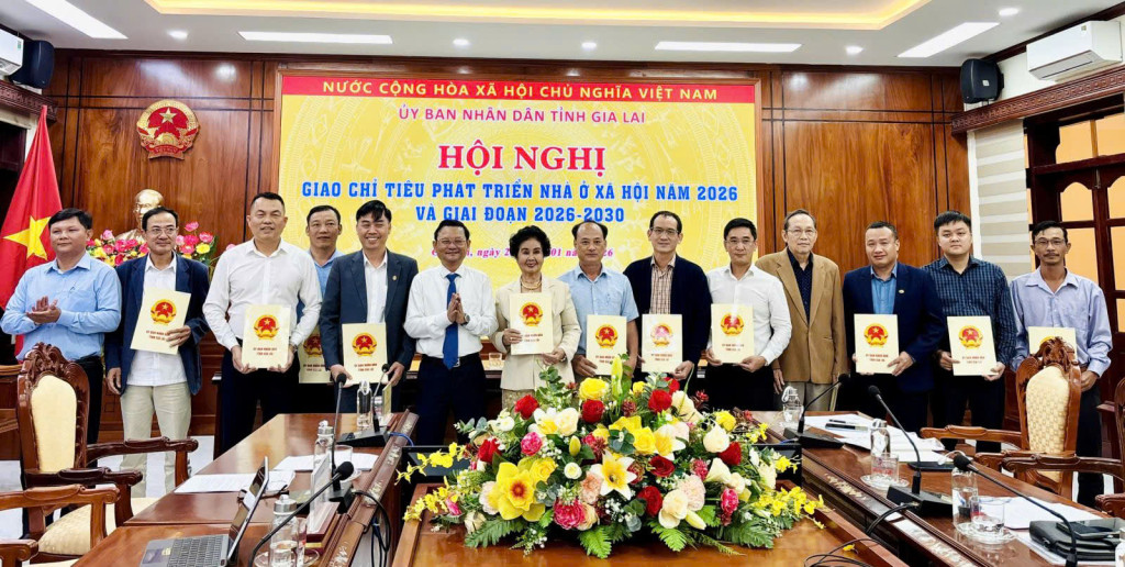 UBND tỉnh Gia Lai trao quyết định giao chỉ tiêu phát triển NOXH cho các chủ đầu tư (Ảnh: VGP)