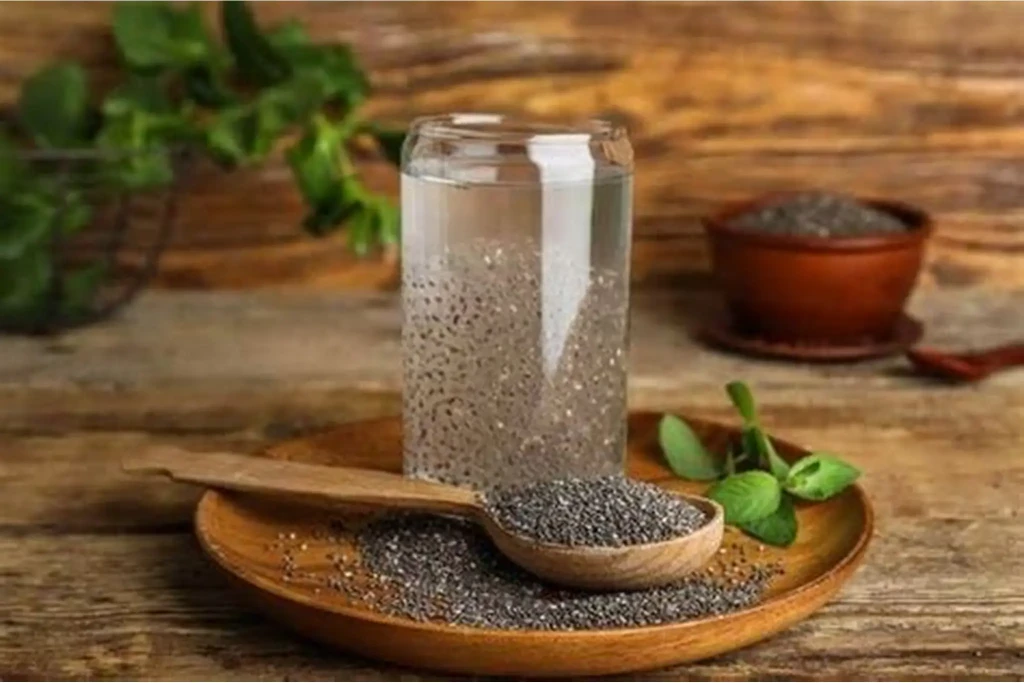 Một số đối tượng như người rối loạn tiêu hóa, huyết áp thấp hoặc đang dùng thuốc cần thận trọng khi sử dụng hạt chia. (Ảnh: Sưu tầm)