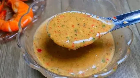 Muối rang kết hợp ớt, lá chanh và chanh tươi tạo nên chén nước chấm “thần thánh” chấm gì cũng ngon. (Ảnh: Sưu tầm)