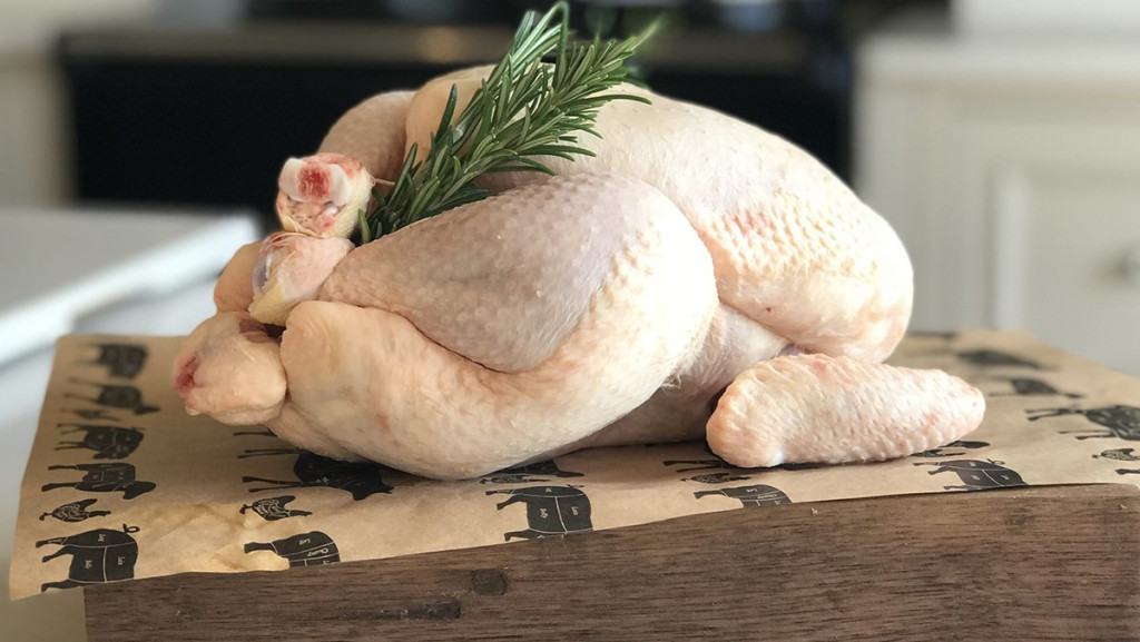 Nên hạn chế tiếp xúc tối đa với thịt gà sống (Ảnh: Sưu tầm)