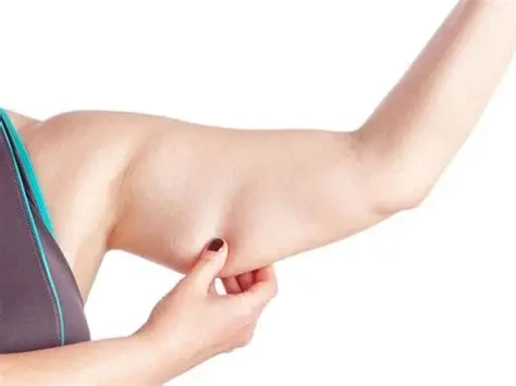 Uống đủ nước mỗi ngày giúp thúc đẩy trao đổi chất và hỗ trợ giảm mỡ bắp tay hiệu quả. (Ảnh: Sưu tầm)