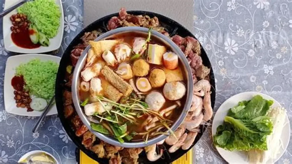 Ăn lẩu tưởng chừng vô hại nhưng một số thói quen quen thuộc như uống nhiều nước lẩu, ăn mặn hay dùng quá nhiều đồ chế biến sẵn có thể âm thầm gây tổn thương thận. (Ảnh: Sưu tầm)
