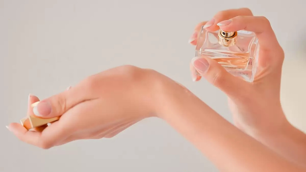 Cổ tay là một trong những vị trí giúp nước hoa lan tỏa và lưu mùi tốt. (Ảnh: Sưu tầm)