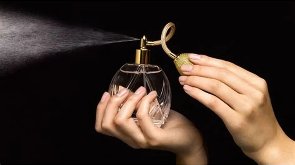 Nước hoa là một trong những cách thể hiện cá tính và phong cách riêng. (Ảnh: Sưu tầm)
