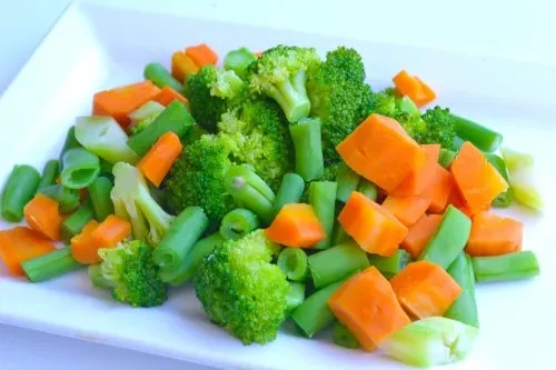 Rau xanh đã nấu chín nếu để lâu và hâm lại có thể làm giảm dinh dưỡng và tăng nguy cơ nhiễm khuẩn. (Ảnh: Sưu tầm)